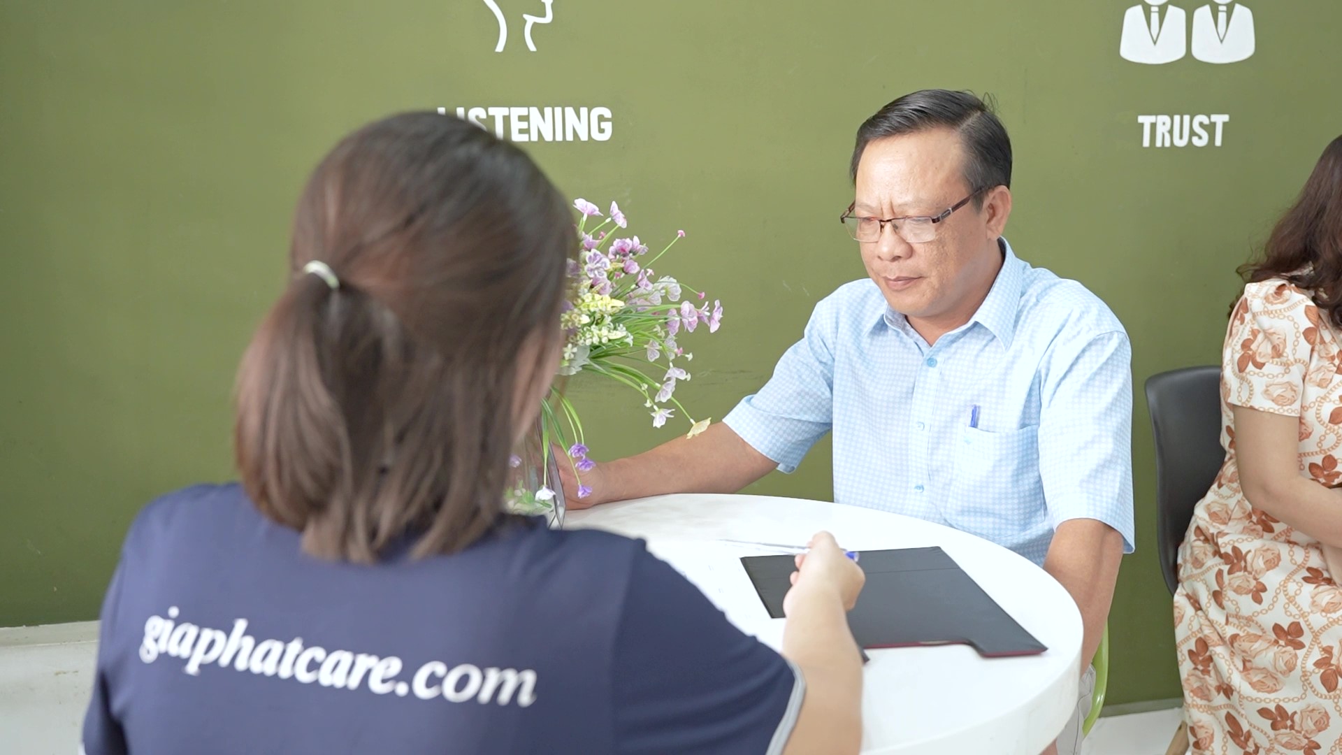 khách hàng ký kết hợp đồng tạp vụ cho phòng khám
